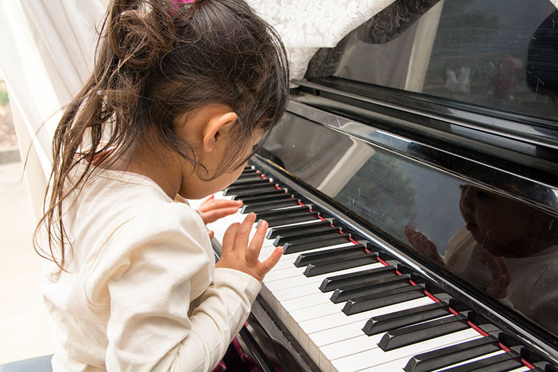 ピアノは何歳から？と悩まれる親御さんも多いでしょう。何歳からとハッキリ決まりはありませんが、