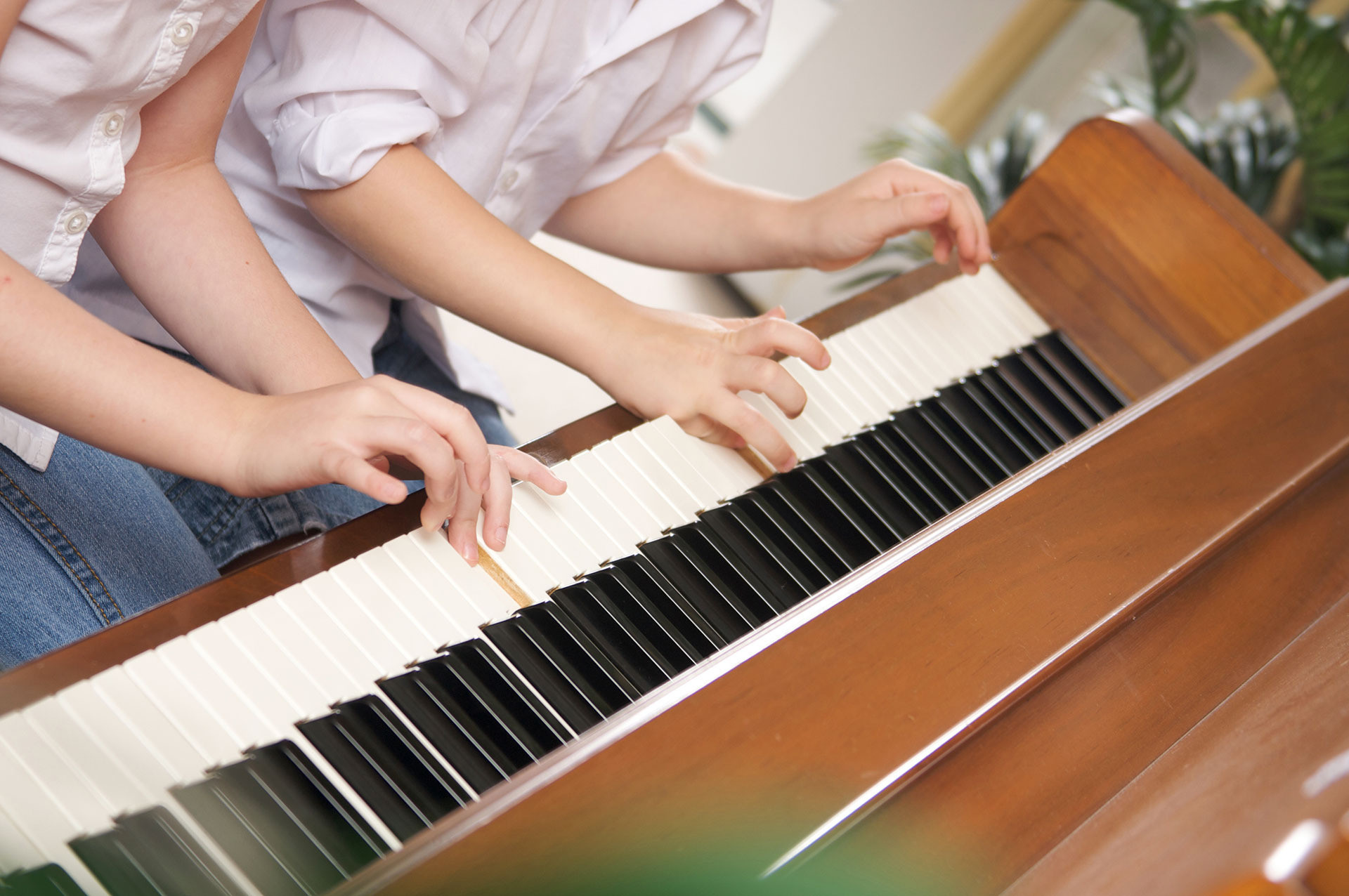 ピアノを習いたい大人の初心者の方のための楽譜も多数あります。知っている曲を両手で弾けるものは楽しくてお勧めです。