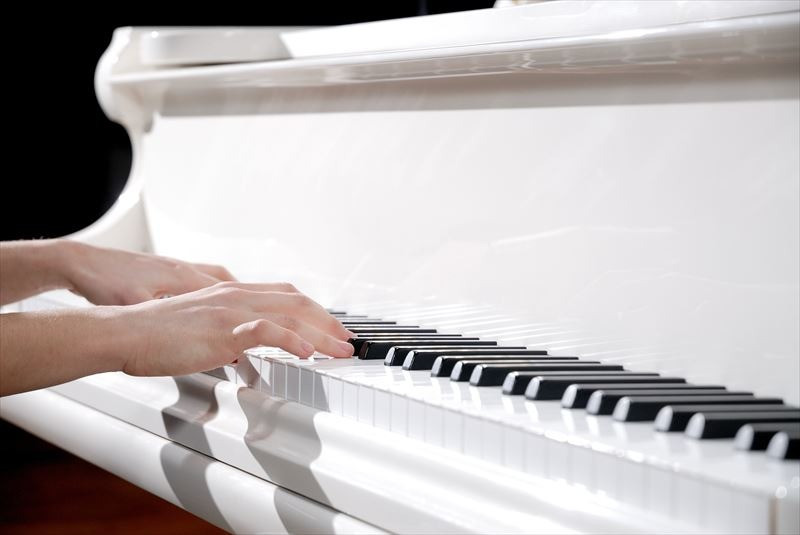 ハノン等で指のウォーミングアップをすることは、ピアノが上達する早道です。