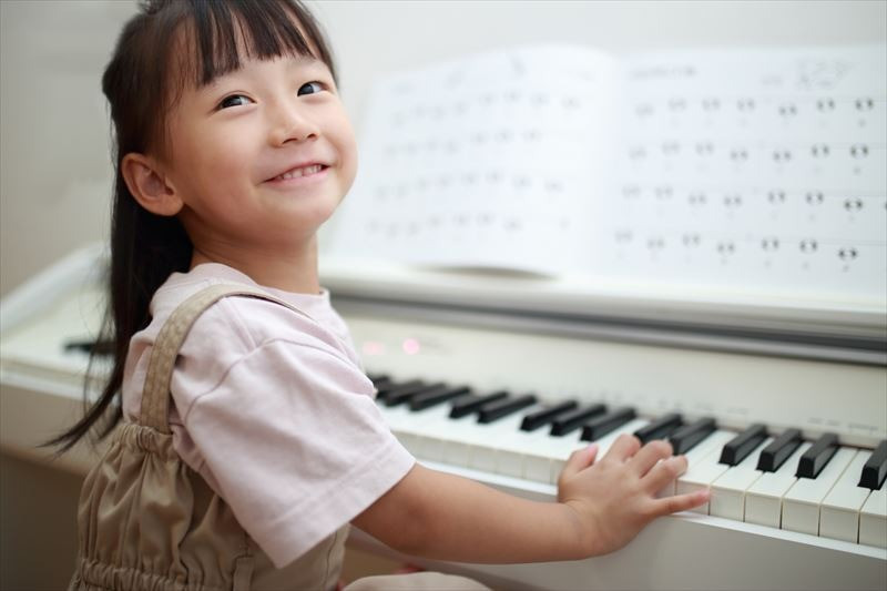 名古屋市名東区のピアノ教室で楽しい音楽を習いませんか？リモートレッスンでも習えます。2歳児～シニアの方までリトミック＆ピアノで音を楽しみましょう！